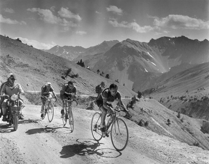 Foto antigua de bicicleta tipo gravel en un puerto del Tour de Francia