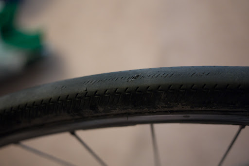 Cubierta de bicicleta desgastada y cuarteada