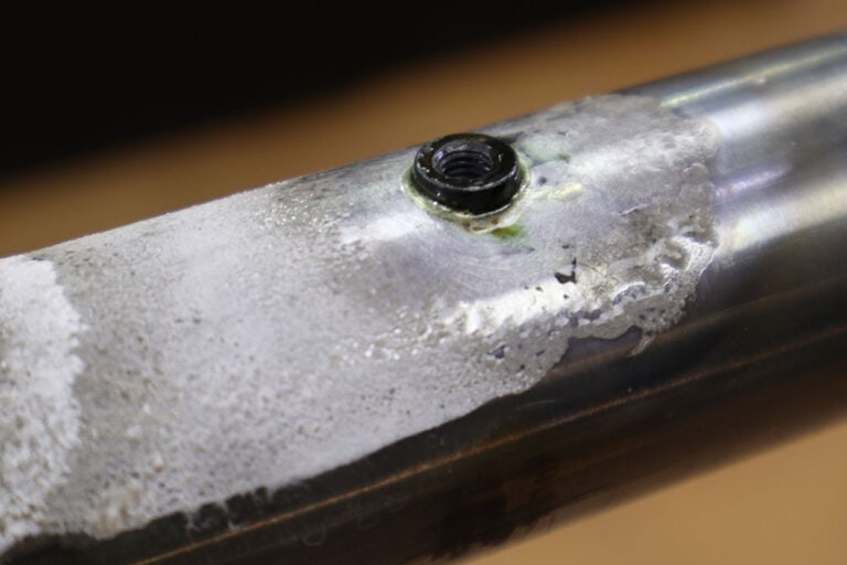 Soldadura con plata del soporte para portabidón en una bicicleta