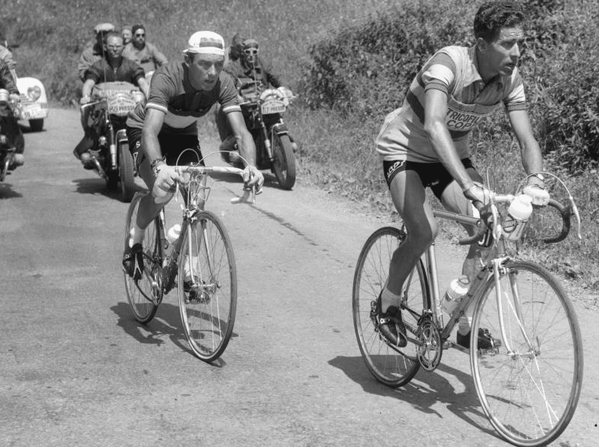 Federico Martín Bahamontes sobre una bicicleta clásica con tubo superior horizontal