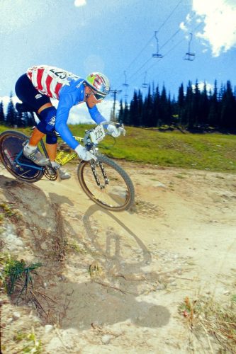 Downhill John Tomac sobre la Yeti C-26 con manillar drop